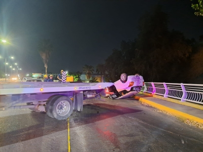 Aparatosa volcadura sobre el puente Te&oacute;filo Noriz, de Culiac&aacute;n