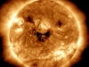 La NASA capta ins&oacute;lita 'sonrisa' del Sol que podr&iacute;a afectar a la Tierra