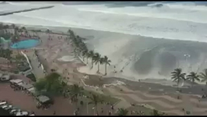 Una ola gigante deja un saldo de tres muertos y 17 heridos en playa de Sud&aacute;frica
