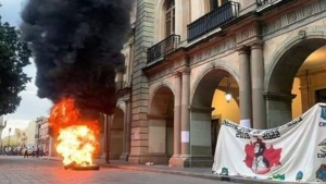 Normalistas de Oaxaca bloquean y causan disturbios para defender a un compa&ntilde;ero detenido por acoso