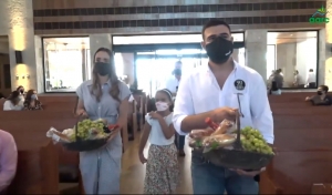 Como cada 24 de junio, agricultores cumplen con Dios y llevan sus ofrendas a la iglesia