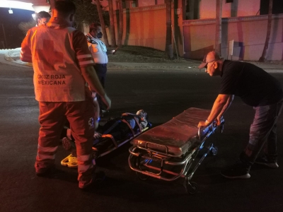 Entre la vida y la muerte se debate un motociclista tras derrapar sobe la avenida Obreg&oacute;n, en Culiac&aacute;n