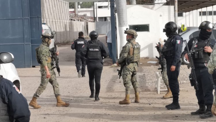 Contingente de 200 policías esculcan el penal de Culiacán en busca de armas
