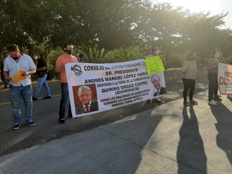 Comerciantes, m&eacute;dicos, ejidatarios y maestros esperaron salida AMLO de la Base Militar El Sauz, de Culiac&aacute;n