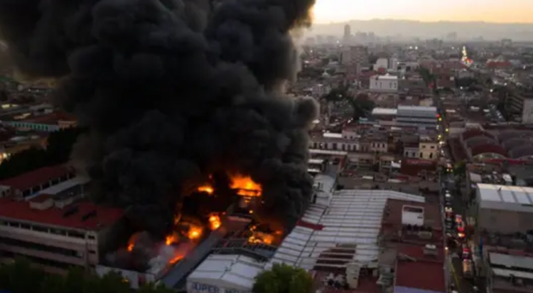 Se incendia en Tepito plaza de calzado: bomberos de la CDMX sofocan llamas en un 70% y hay más de 20 locales afectados