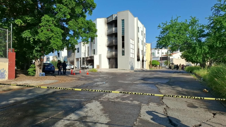 Rescatan a 3 menores y 2 mujeres durante un ataque a balazos e incendio en Montebello, en Culiac&aacute;n