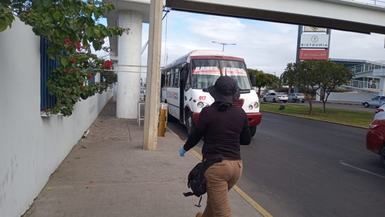 Sujeto ataca a su pareja a cuchilladas arriba de camión urbano, en Culiacán