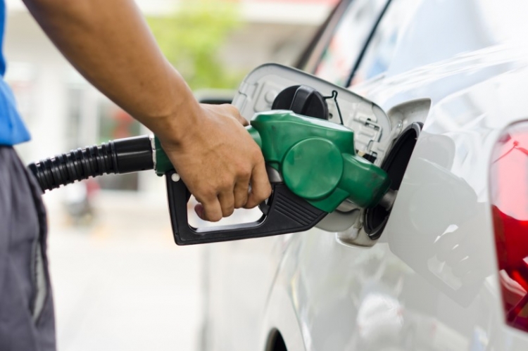 Hacienda da marcha atrás a impuesto de gasolina