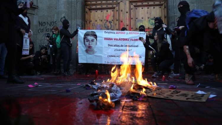 Encapuchadas protestan afuera de Palacio Nacional y reclaman a AMLO por darle m&aacute;s importancia al avi&oacute;n presidencial que a feminicidios
