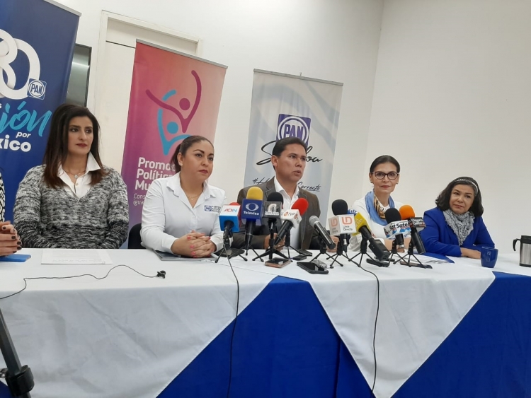 Critica el PAN que el alcade lleve a la esposa y tesorera a Espa&ntilde;a