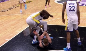 Draymond Green de los Warriors es suspendido por dar pisot&oacute;n en el pecho en juego ante los Kings