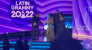 Christian Nodal todo un caballero con Yalitza Aparicio en los Latin Grammy 2022