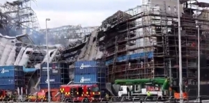 Se desploma fachada incendiada de la antigua Bolsa de Valores de Copenhague, en Dinamarca