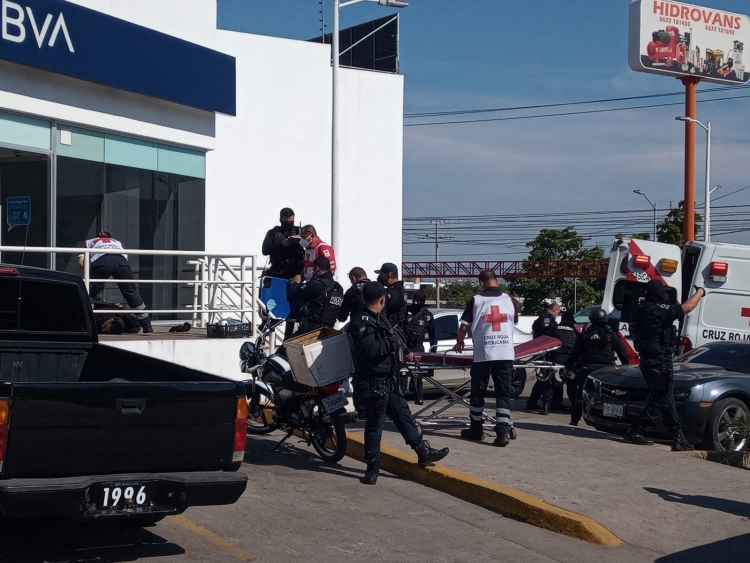 A punta de bala, policías frustran asalto bancario en el Mercado de Abastos, de Culiacán