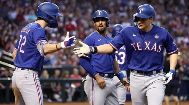 Rangers dominan a D'Backs en Phoenix y toman ventaja de 2-1 en la Serie Mundial