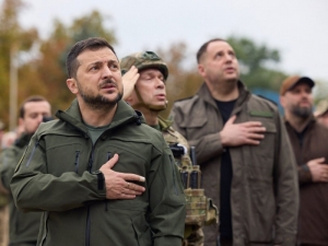 Presidente de Ucrania iza bandera en ciudad reconquistada de Izium