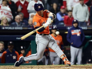 Astros blanquean a Filis e igualan la Serie Mundial