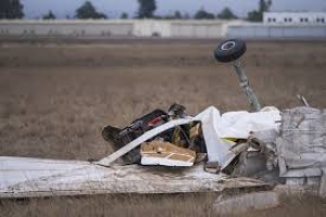En California, colisi&oacute;n de dos aviones deja al menos 2 muertos
