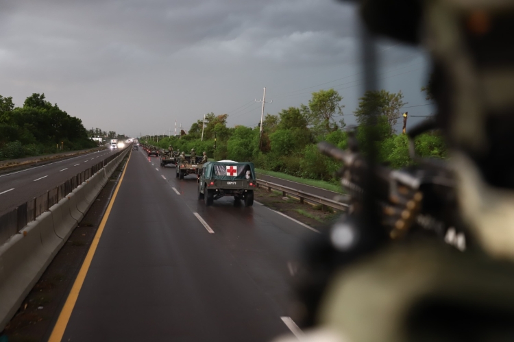Rescatan a 20 personas que estaban privadas de la libertad dentro de un taller mecánico, en el Piggy Back, en Culiacán