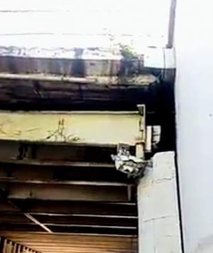 Denuncian peligro por desprendimiento de una viga del puente Obreg&oacute;n