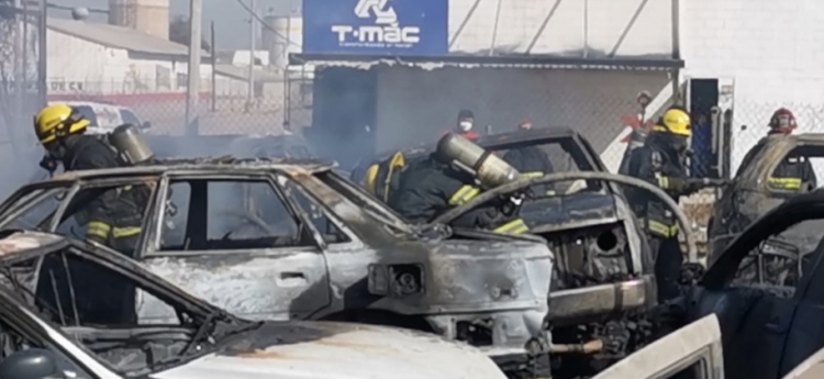 Se queman 8 vehículos en gigantesco incendio de yonke de Culiacán