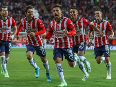 Chivas triunfa sobre Necaxa y mantiene paso perfecto