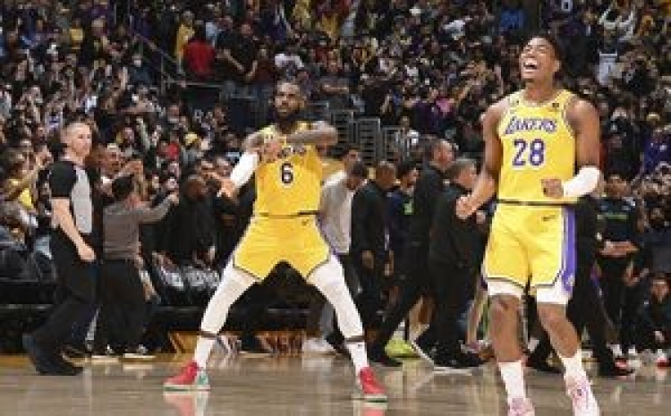 Lakers avanzan a Playoffs tras sufrida victoria ante Timberwolves