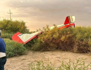 Resultan gravemente lesionados dos hombres tras desplome de avioneta sobre el campo pesquero El Castillo, en Navolato