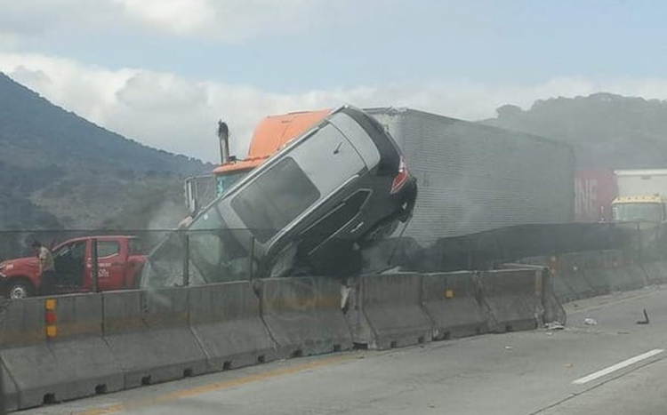 Dos muertos y dos lesionados en percance en autopista México-Querétaro