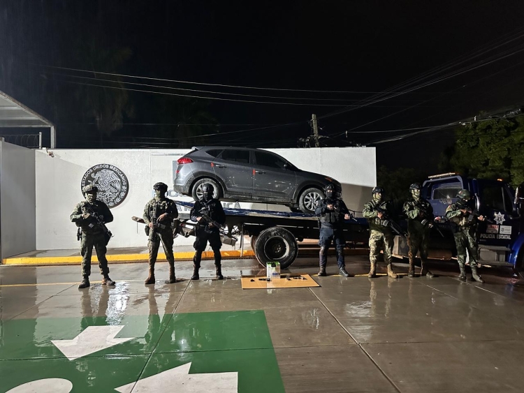 Aseguran un vehículo con armas y ponchallantas fuerzas federales en Culiacán