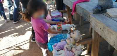 Polic&iacute;as de la SSPyTM llevan ropa, juguetes, pizzas y pastel a ni&ntilde;os de costa rica