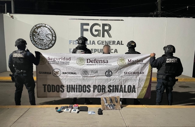 Distintas fuerzas especiales lo persiguen y lo detienen, sobre el Blvd. Enrique Cabrera en Culiacán; iba armado