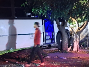 Camión Huertas-Centros choca contra vehículo y se mete a fachada de casa, en Culiacán