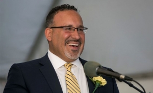El presidente electo Joe Biden eligi&oacute; a Miguel Cardona, para que sea el secretario de Educaci&oacute;n en su gobierno.