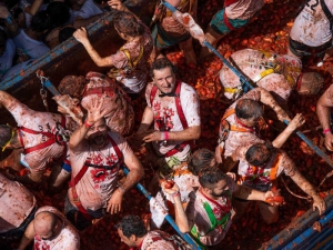 &iexcl;Guerra de tomates! 18 mil personas se enfrentan en las calles de Valencia, Espa&ntilde;a, para celebrar la 'Tomatina'