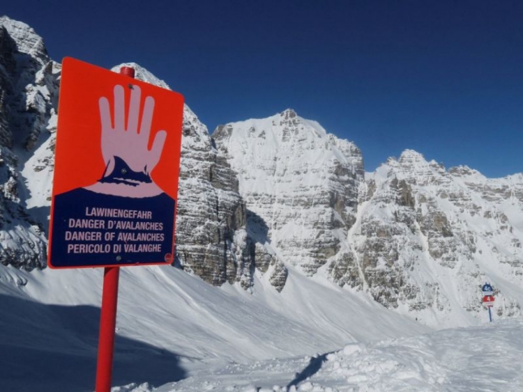 Austria reporta más de 100 avalanchas; hay 9 muertos