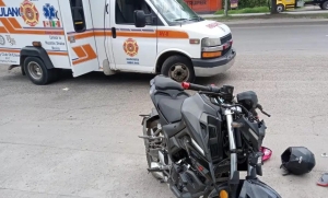 Dos jóvenes que circulaban en motocicleta resultan heridos tras accidente, en Cosalá, son trasladados a hospital de Culiacán