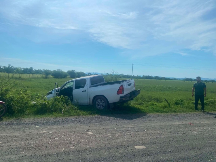 Joven pierde la vida tras volcadura en la carretera El Carrizo-El Fuerte