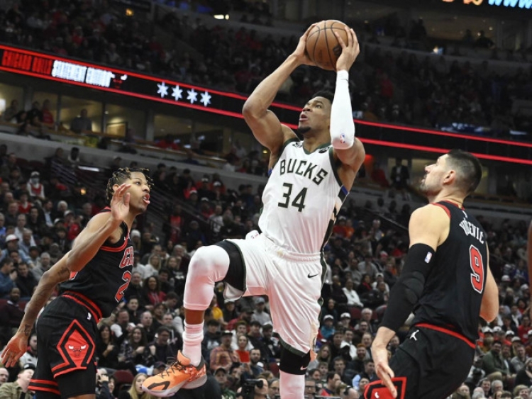 Bucks vencen a Bulls, pero su astro griego Antetokounmpo se lesiona