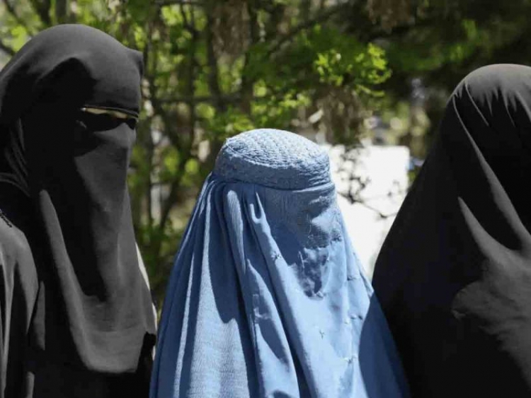 Mujeres afganas que trabajan para ONGs son amenazadas de muerte si no llevan burka