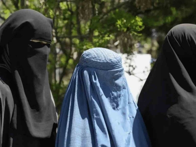 Mujeres afganas que trabajan para ONGs son amenazadas de muerte si no llevan burka
