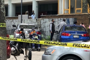 Muere alumno de la UNAM al lanzarse de edificio de la Facultad de Medicina