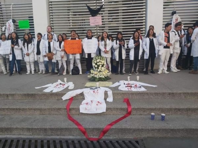 En Puebla alumnos se manifiestan y toman facultad de Medicina tras el asesinato de estudiantes