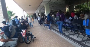 Adultos mayores y discapacitados madrugan, pero no se libran de la larga fila