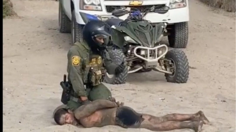 VIDEO | Captan pelea entre presunto “pollero” y agentes de la Patrulla Fronteriza en playas de Tijuana
