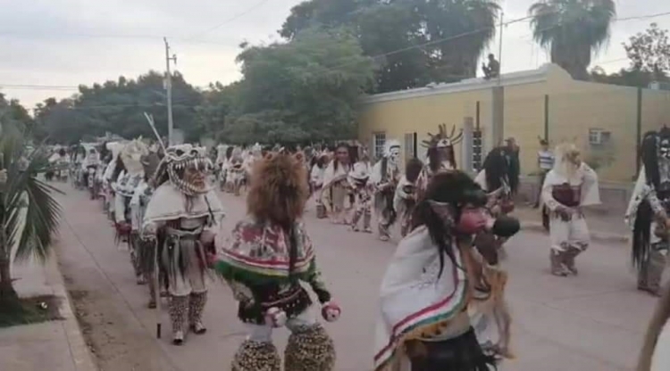 Etnia mayo-yoreme en del norte de Sinaloa hace su procesión en plena emergencia Covid-19