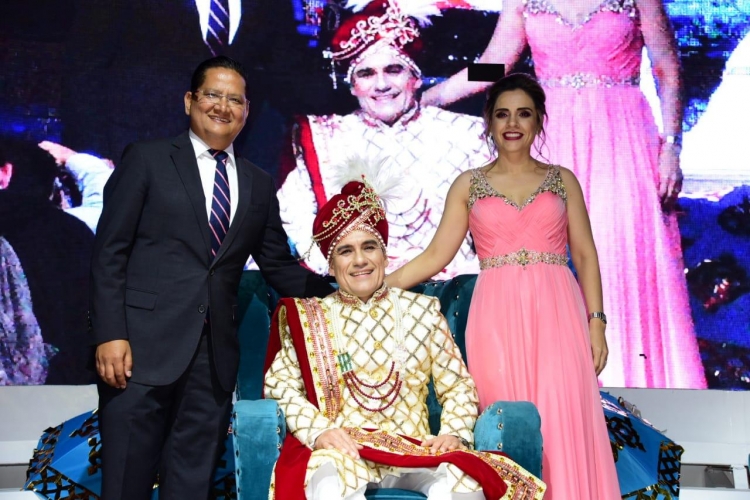 Coronan a Walter Gaxiola como Rey de la Alegría en Carnaval de Guamúchil