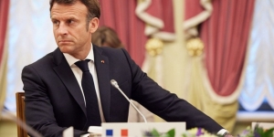 Macron retrasa las pensiones hasta los 64 a&ntilde;os en Francia