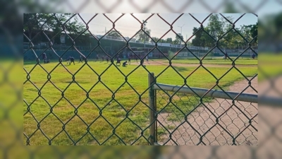 Varios sujetos armados se llevan a la fuerza a un individuo al salir de los campos de beisbol del Sector Country Club, en Culiac&aacute;n
