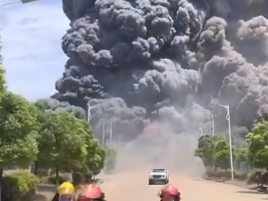 Explota fábrica de productos químicos en China; graban impactante momento del incendio
